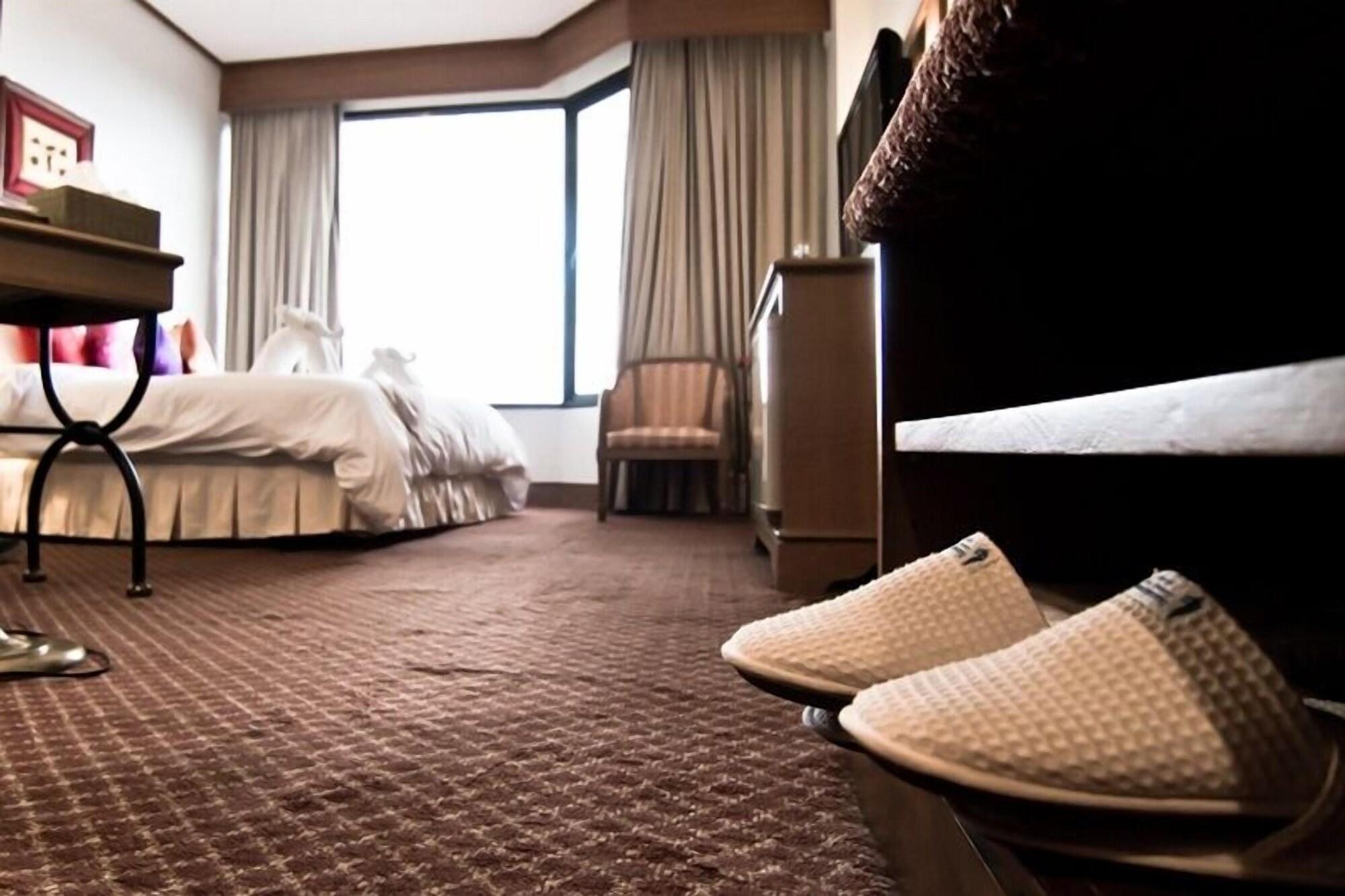 Laithong Hotel Убонратчатхани Экстерьер фото