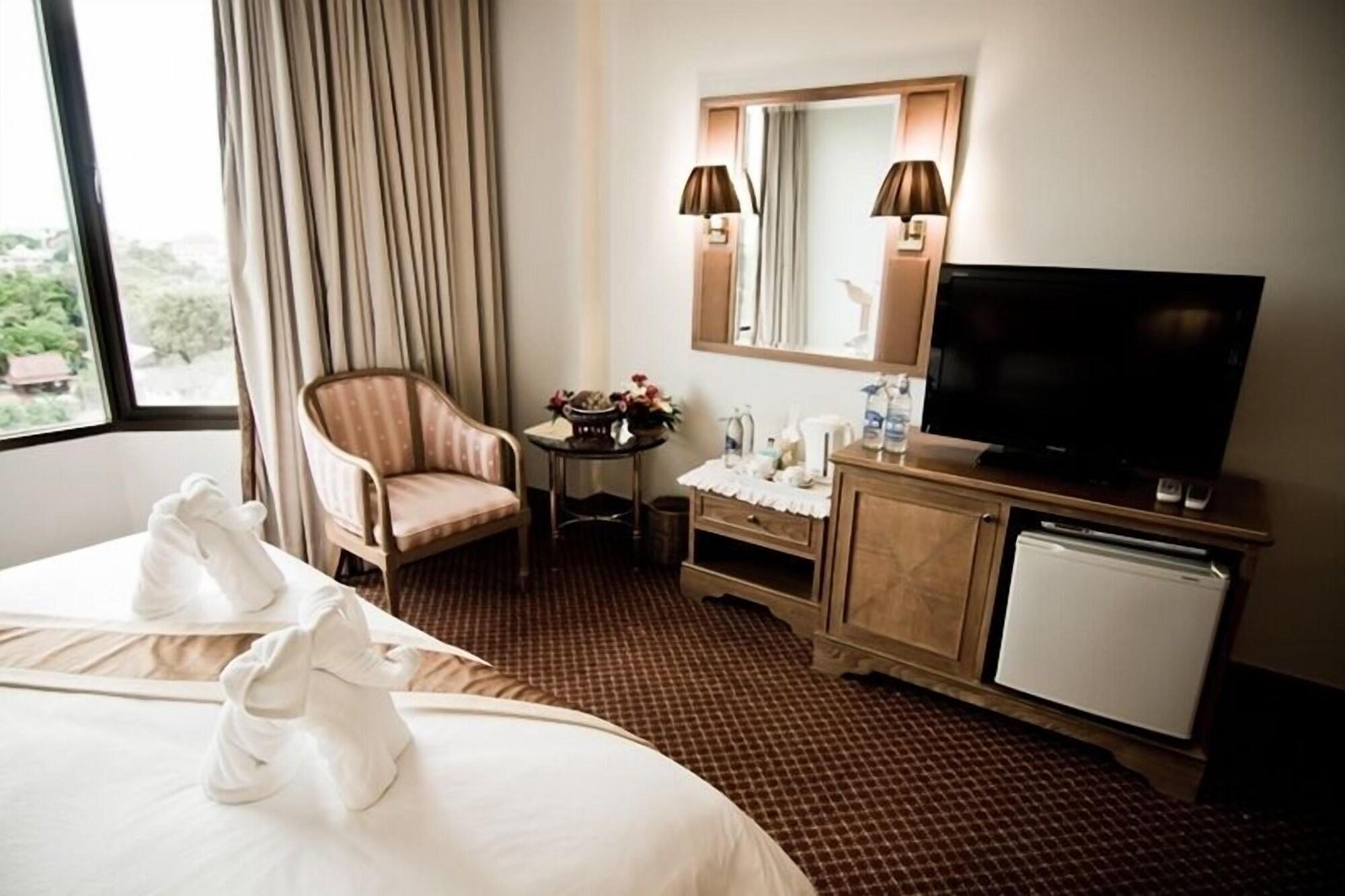 Laithong Hotel Убонратчатхани Экстерьер фото