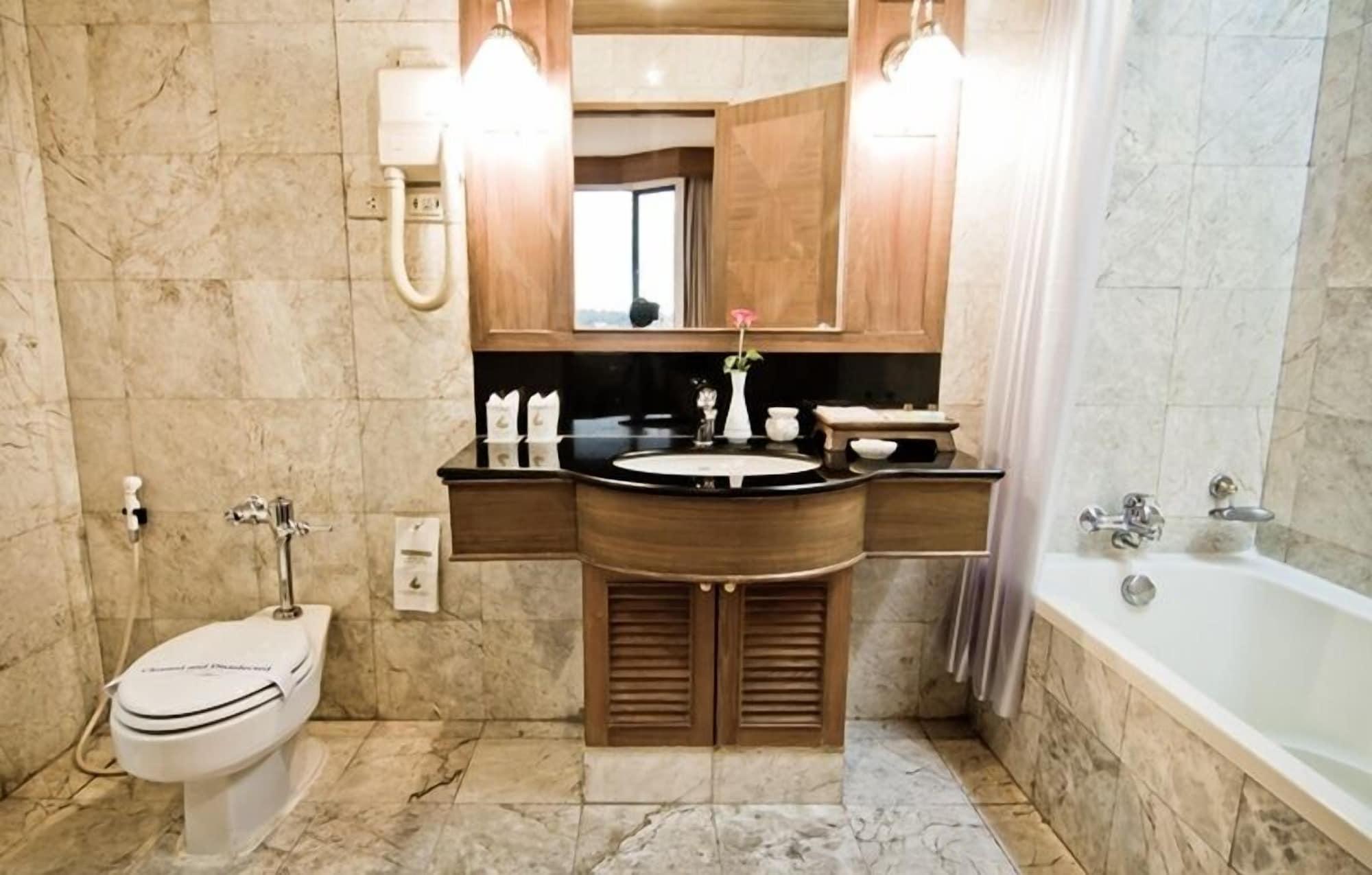 Laithong Hotel Убонратчатхани Экстерьер фото