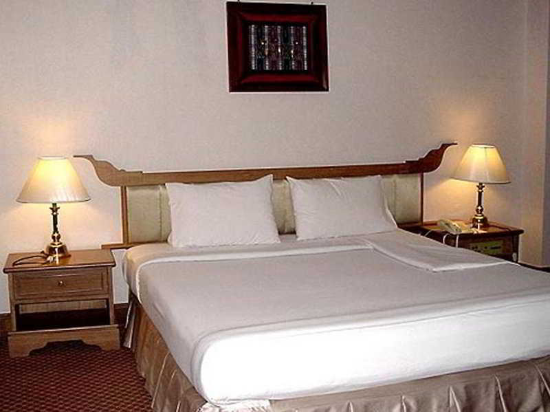Laithong Hotel Убонратчатхани Экстерьер фото